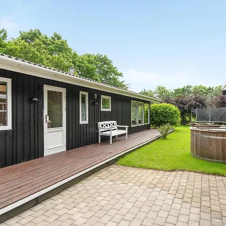 Prázdninový dům Three-bedroom In